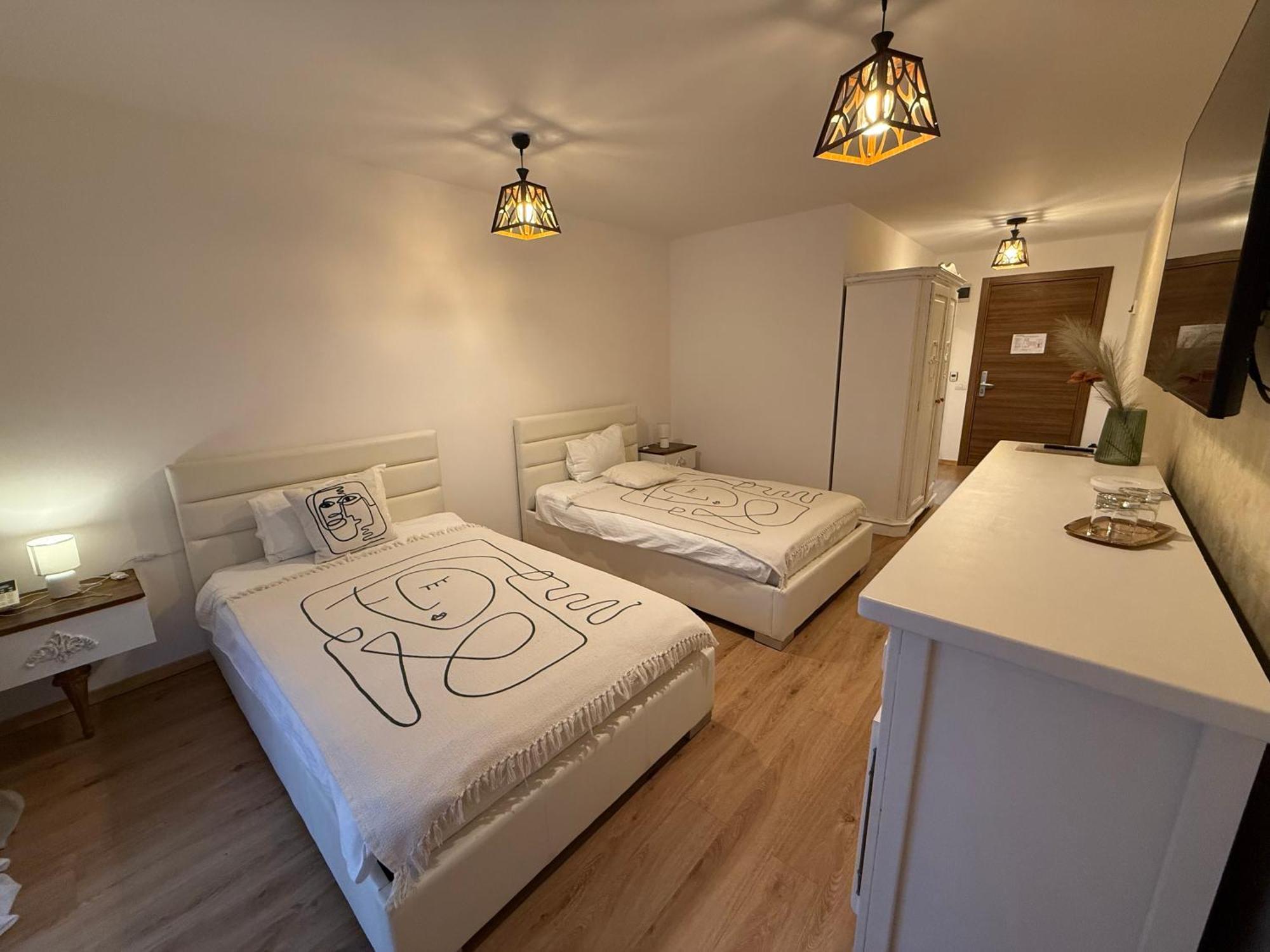 Hotel Conacul Radacinilor à Petroşani Extérieur photo