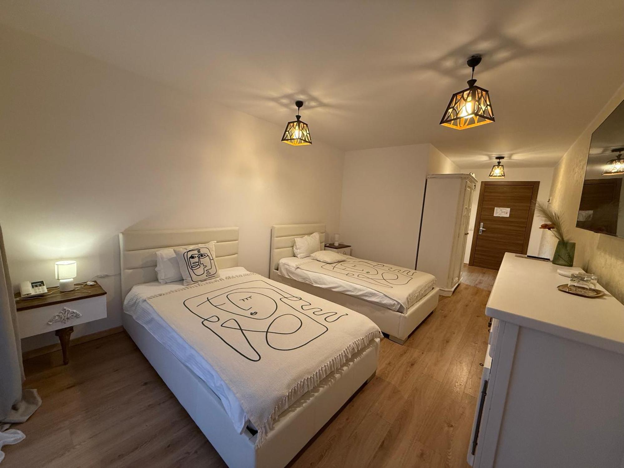 Hotel Conacul Radacinilor à Petroşani Extérieur photo