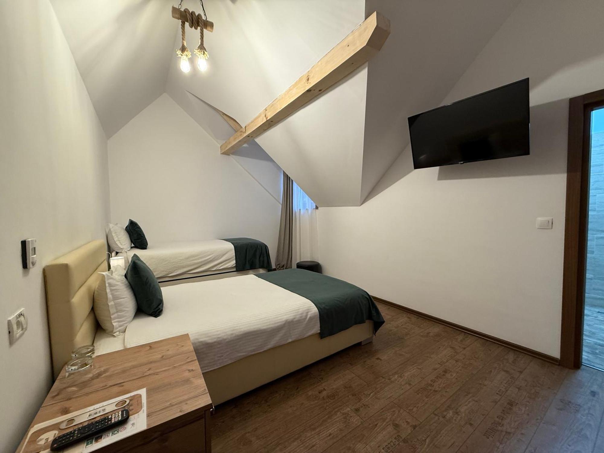 Hotel Conacul Radacinilor à Petroşani Extérieur photo
